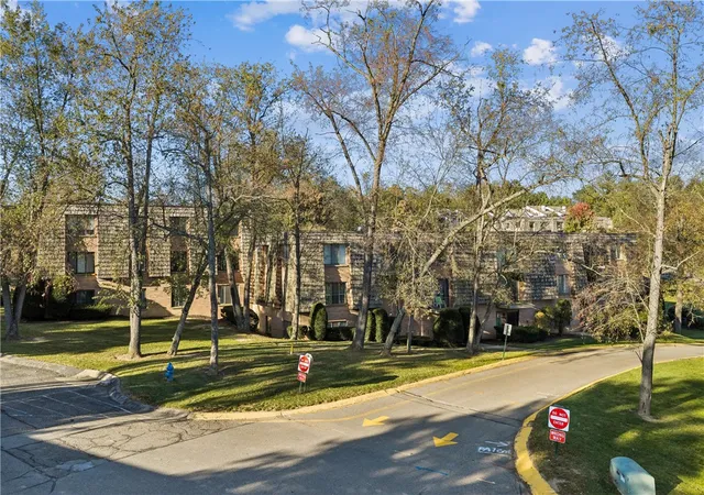 Photo 4 of Condo for sale at 1113 Forest Green Dr, Coraopolis, PA 15108 | MLS# 1778962 | Listing updated on 2026-10-13
