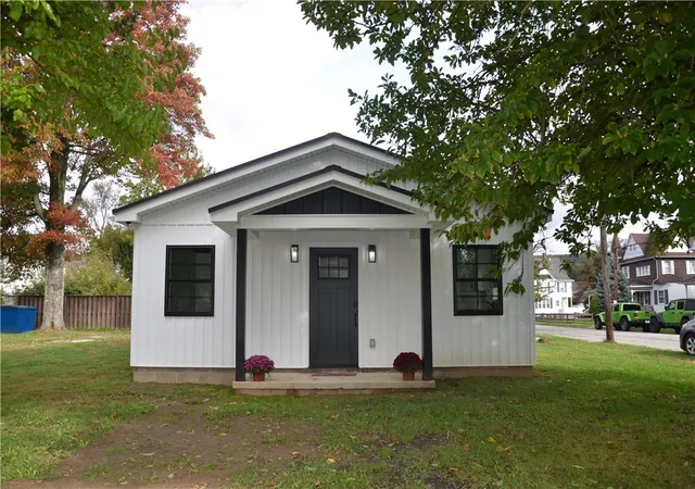 Photo 1 of Single family home for sale at 811 S Pittsburgh St, Connellsville, PA 15425 | MLS# 1779096 | Listing updated on 2026-10-17