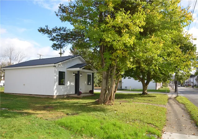 Photo 1 of Single family home for sale at 811 S Pittsburgh St, Connellsville, PA 15425 | MLS# 1779096 | Listing updated on 2026-10-17
