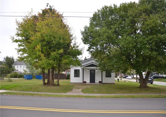 Photo 2 of Single family home for sale at 811 S Pittsburgh St, Connellsville, PA 15425 | MLS# 1779096 | Listing updated on 2026-10-17
