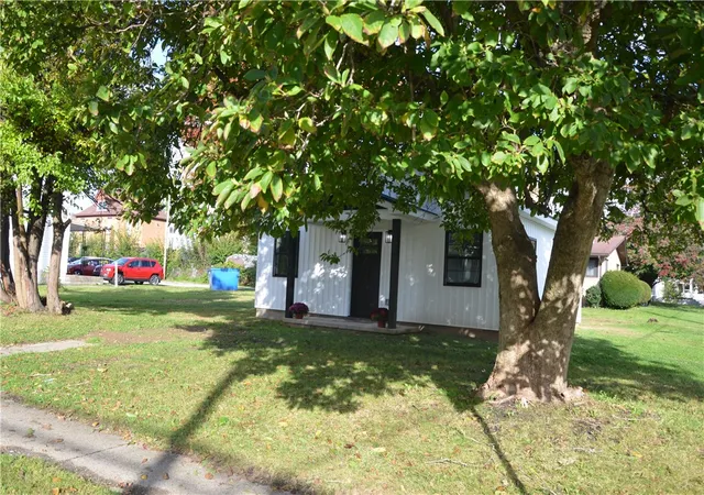 Photo 3 of Single family home for sale at 811 S Pittsburgh St, Connellsville, PA 15425 | MLS# 1779096 | Listing updated on 2026-10-17