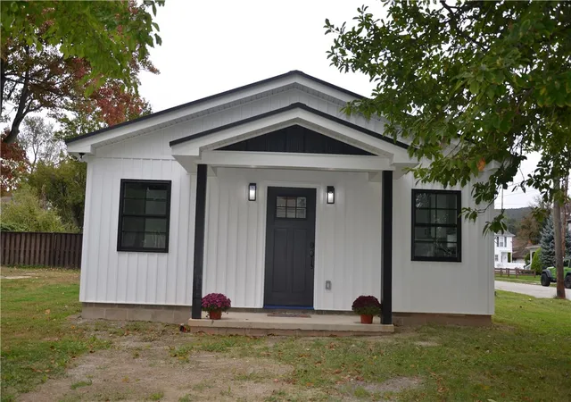 Photo 4 of Single family home for sale at 811 S Pittsburgh St, Connellsville, PA 15425 | MLS# 1779096 | Listing updated on 2026-10-17