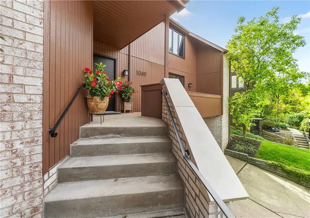 Photo 2 of Single family home for sale at 1049 Lindendale Dr, Mt Lebanon, PA 15243 | MLS# 1778958 | Listing updated on 2026-10-17