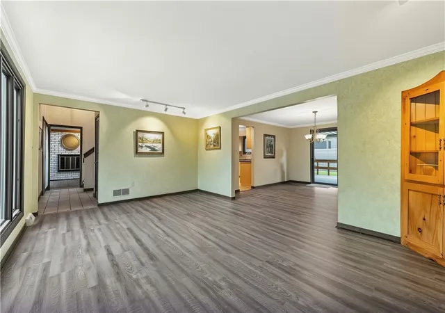 Photo 4 of Single family home for sale at 1049 Lindendale Dr, Mt Lebanon, PA 15243 | MLS# 1778958 | Listing updated on 2026-10-17