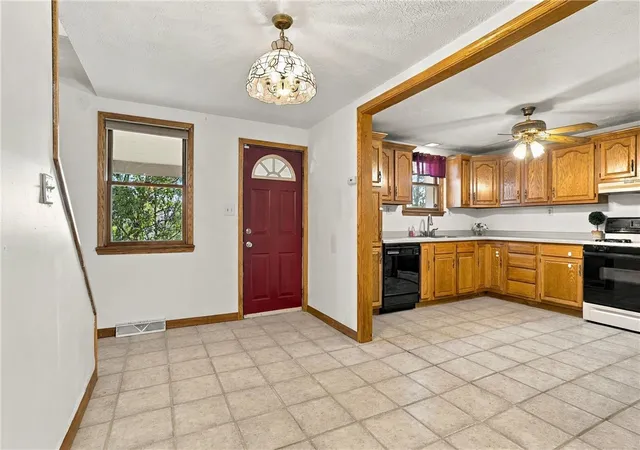 Photo 4 of Single family home for sale at 410 Main St, Twp Of But Sw, PA 16045 | MLS# 1779225 | Listing updated on 2026-10-20