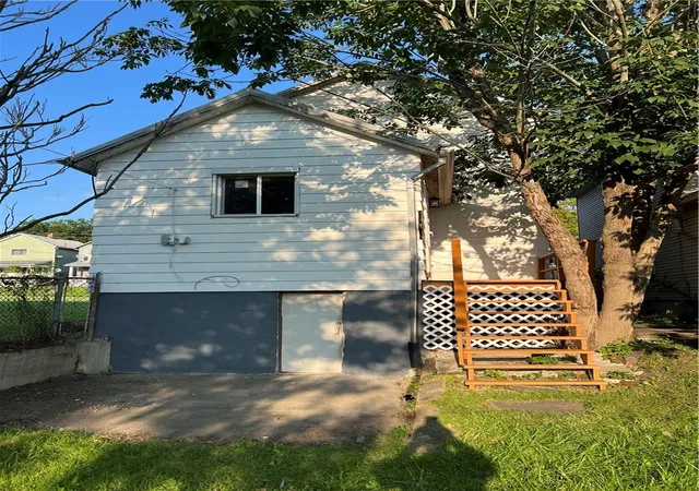 Photo 1 of Single family home for sale at 1038 Hamilton Ave, Farrell, PA 16121 | MLS# 1779354 | Listing updated on 2026-10-16