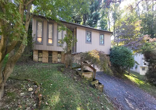 Photo 2 of Single family home for sale at 565 Jefferson St, Pittsburgh, PA 15237 | MLS# 1779362 | Listing updated on 2026-10-17
