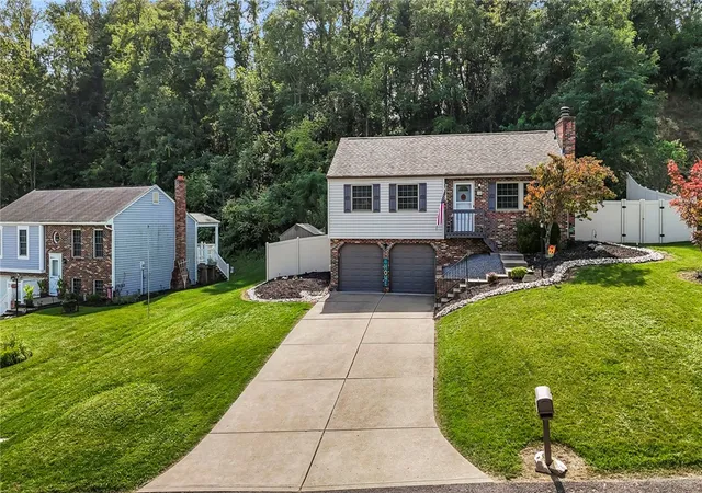 Photo 2 of Single family home for sale at 14 Fawnvue Dr, Robinson Twp, PA 15136 | MLS# 1779449 | Listing updated on 2026-10-21