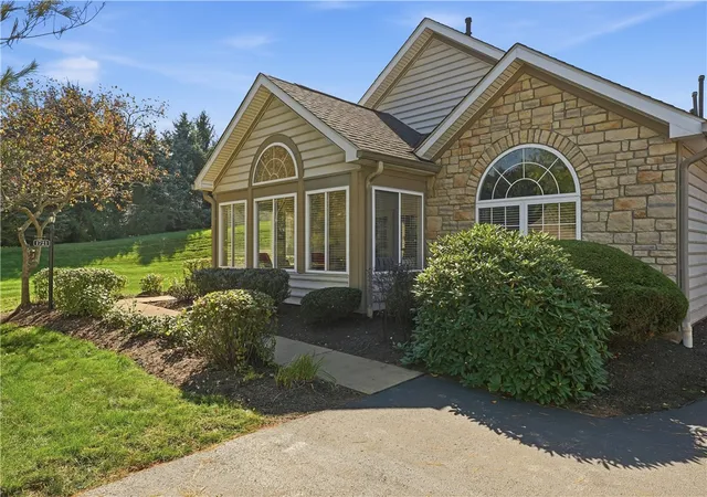 Photo 2 of Condo for sale at 1721 Heather Hts Dr, Moon/crescent Twp, PA 15046 | MLS# 1779435 | Listing updated on 2026-10-17