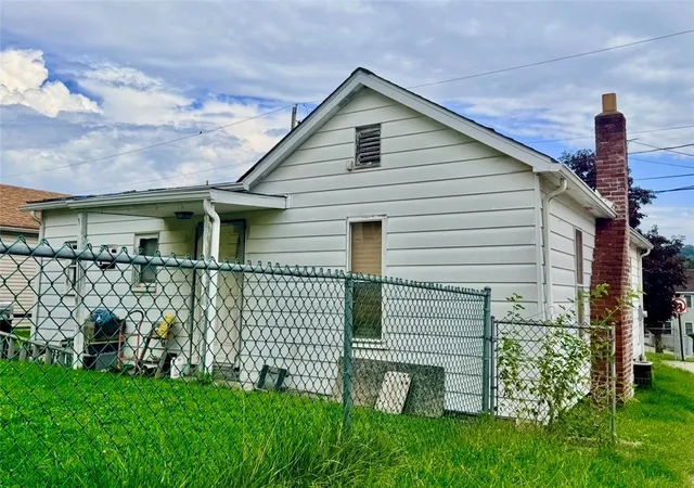 Photo 1 of Single family home for sale at 813 Hazlett Ave, Brackenridge, PA 15014 | MLS# 1779598 | Listing updated on 2026-10-16