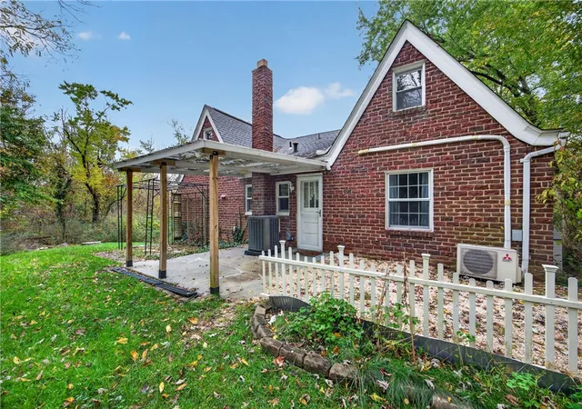 Photo 3 of Single family home for sale at 282 Mcmurray Rd, Upper St Clair, PA 15241 | MLS# 1779335 | Listing updated on 2026-10-21