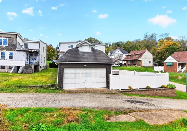 Photo 3 of Single family home for sale at 301 Center Ave, N Charleroi, PA 15022 | MLS# 1779694 | Listing updated on 2026-10-19