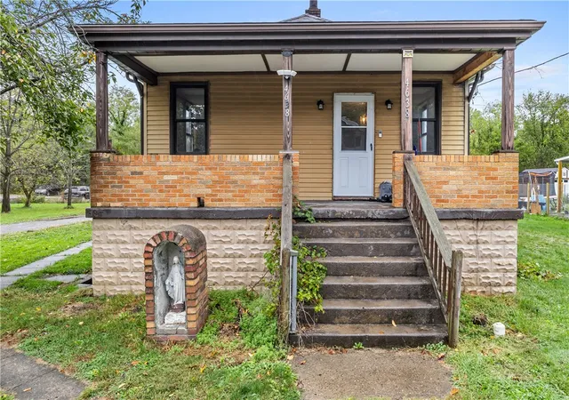 Photo 1 of Single family home for sale at 4638 Elizabeth St, Robinson Twp, PA 15108 | MLS# 1779716 | Listing updated on 2026-10-21