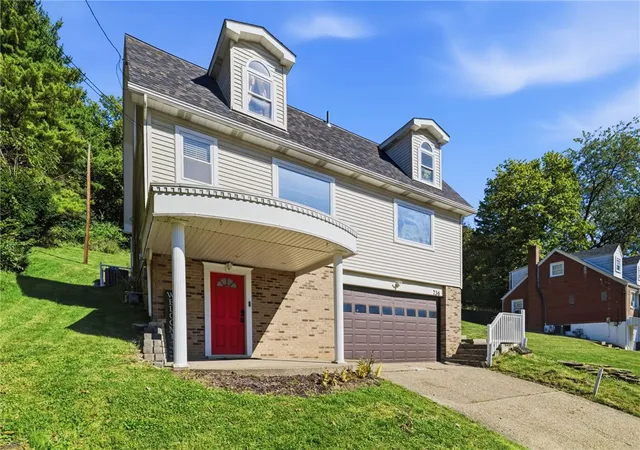 Photo 4 of Single family home for sale at 736 Darlington St, Carnegie, PA 15106 | MLS# 1779988 | Listing updated on 2026-10-20