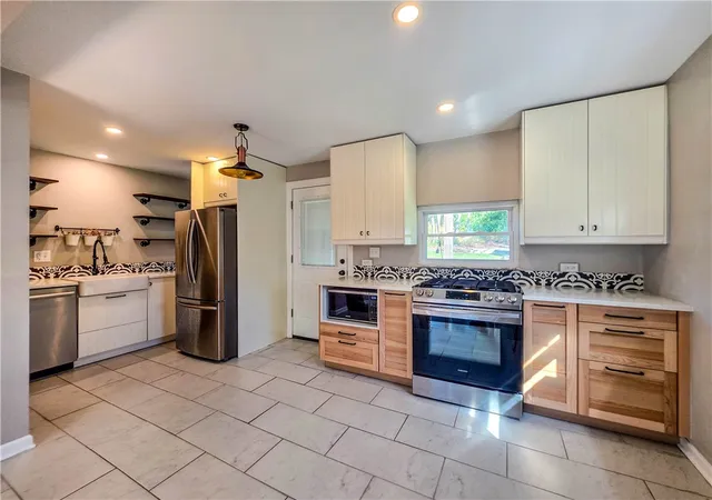 Photo 3 of Single family home for sale at 140 Lawrence Ave, Pittsburgh, PA 15238 | MLS# 1779918 | Listing updated on 2026-10-21