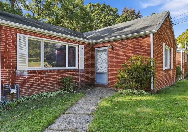 Photo 3 of Single family home for sale at 1405 N Spring St, Shaler, PA 15116 | MLS# 1778298 | Listing updated on 2026-10-21