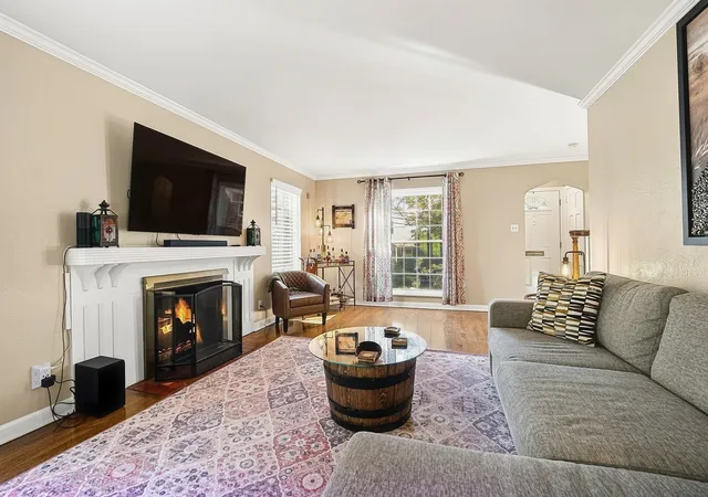 Photo 3 of Single family home for sale at 752 Country Clb Dr, Pittsburgh, PA 15228 | MLS# 1780255 | Listing updated on 2026-10-22