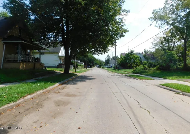 Photo 3 of Single family home for sale at 924 Blum St, Toledo, OH 43607 | MLS# 10003506 | Listing updated on 2026-09-02