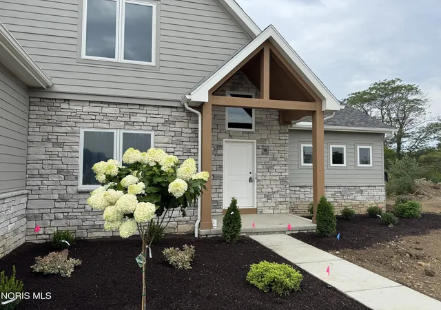 Photo 2 of Single family home for sale at 500 Chippewa Ln, Perrysburg, OH 43551 | MLS# 10006227 | Listing updated on 2026-09-01