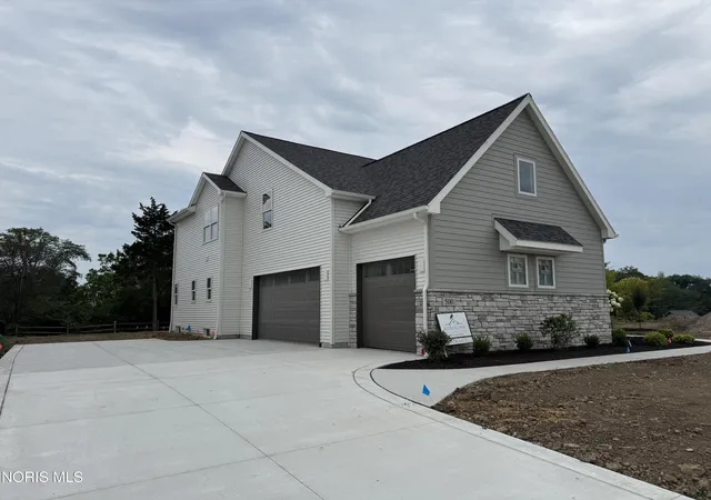 Photo 3 of Single family home for sale at 500 Chippewa Ln, Perrysburg, OH 43551 | MLS# 10006227 | Listing updated on 2026-09-01