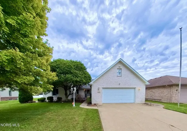 Photo 1 of Single family home for sale at 1013 S Lallendorf Rd, Oregon, OH 43616 | MLS# 10006421 | Listing updated on 2026-09-18