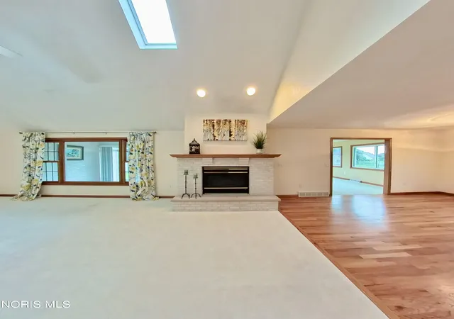 Photo 2 of Single family home for sale at 1013 S Lallendorf Rd, Oregon, OH 43616 | MLS# 10006421 | Listing updated on 2026-09-18