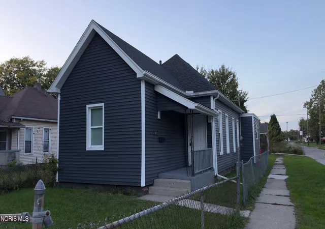 Photo 3 of Single family home for sale at 1102 Harding Dr, Toledo, OH 43609 | MLS# 10006692 | Listing updated on 2026-10-27
