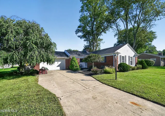 Photo 1 of Sale Pending at 5040 Macklyn Dr, Toledo, OH 43615 | MLS# 10013688 | Listing updated on 2026-10-23