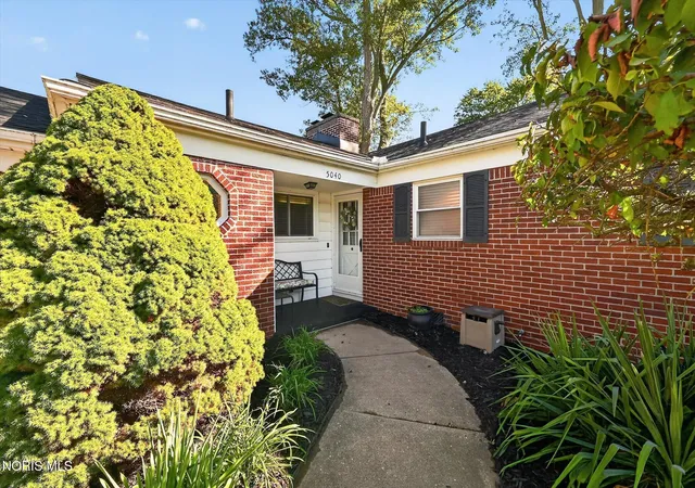Photo 2 of Sale Pending at 5040 Macklyn Dr, Toledo, OH 43615 | MLS# 10013688 | Listing updated on 2026-10-23