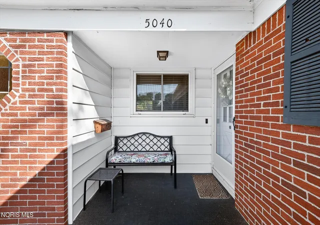 Photo 2 of Sale Pending at 5040 Macklyn Dr, Toledo, OH 43615 | MLS# 10013688 | Listing updated on 2026-10-23