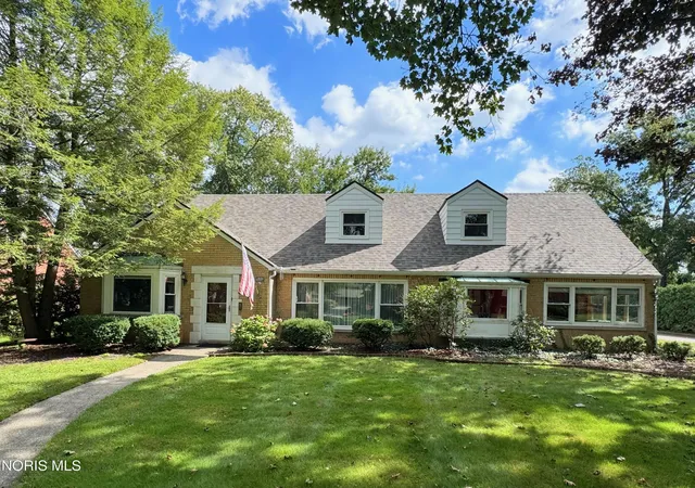Photo 1 of Single family home for sale at 2806 Meadowwood Dr, Toledo, OH 43606 | MLS# 10008971 | Listing updated on 2026-09-11