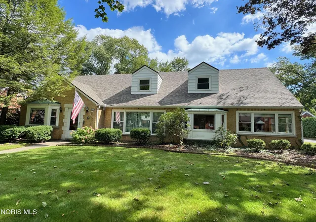 Photo 2 of Single family home for sale at 2806 Meadowwood Dr, Toledo, OH 43606 | MLS# 10008971 | Listing updated on 2026-09-11