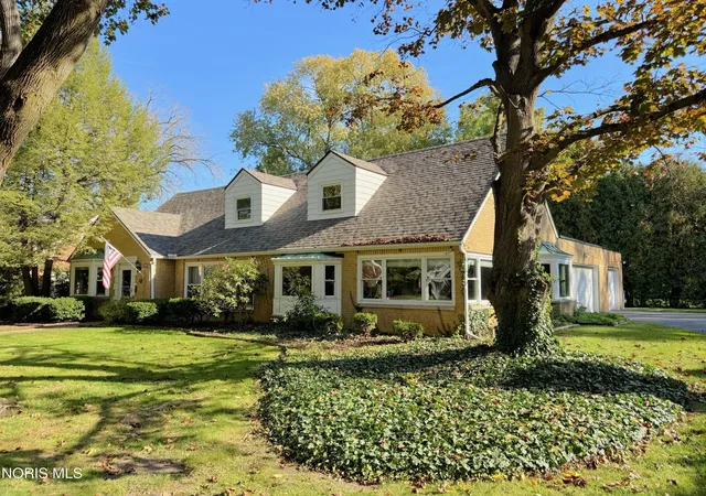 Photo 2 of Single family home for sale at 2806 Meadowwood Dr, Toledo, OH 43606 | MLS# 10008971 | Listing updated on 2026-10-26