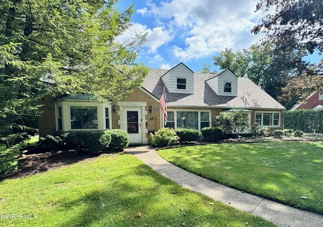 Photo 2 of Single family home for sale at 2806 Meadowwood Dr, Toledo, OH 43606 | MLS# 10008971 | Listing updated on 2026-09-11