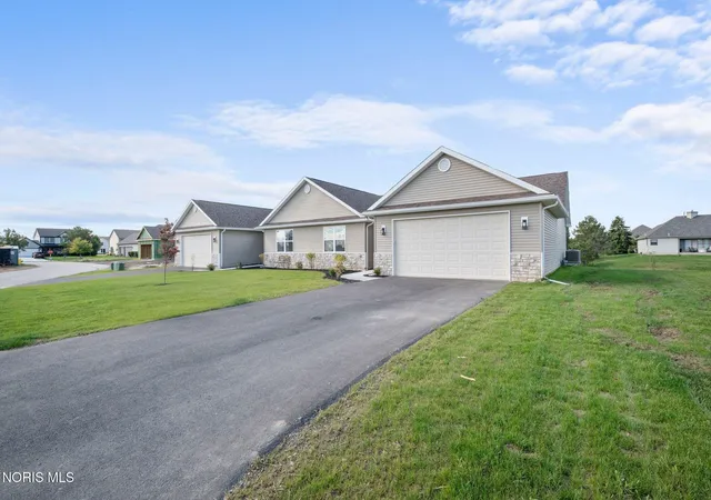 Listing Photo 3 - Condo for sale in building located at 14529 Dexter Fls Rd, Perrysburg, OH 43551