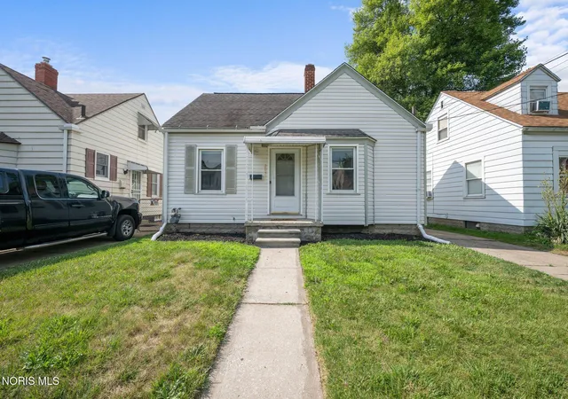 Photo 2 of Single family home for sale at 2055 Balkan Pl, Toledo, OH 43613 | MLS# 10010617 | Listing updated on 2026-09-11