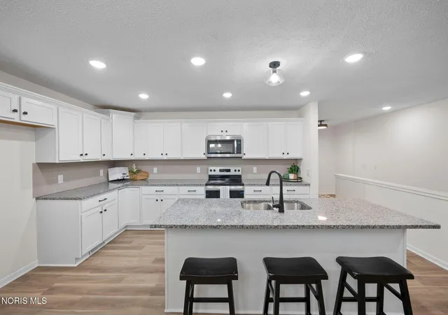 Listing Photo 5 - Condo for sale in building located at 14539 Dexter Fls Rd, Perrysburg, OH 43551