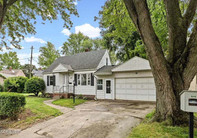 Photo 3 of Single family home for sale at 3402 Sherbrooke Rd, Toledo, OH 43606 | MLS# 10011529 | Listing updated on 2026-09-29