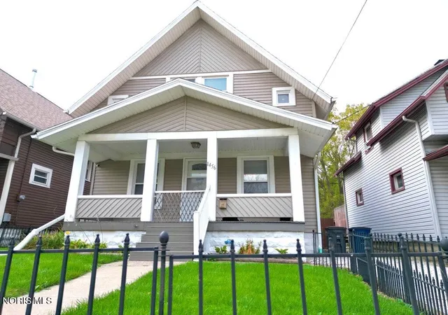 Photo 2 of Single family home for sale at 1456 Oak St, Toledo, OH 43605 | MLS# 10011809 | Listing updated on 2026-10-19