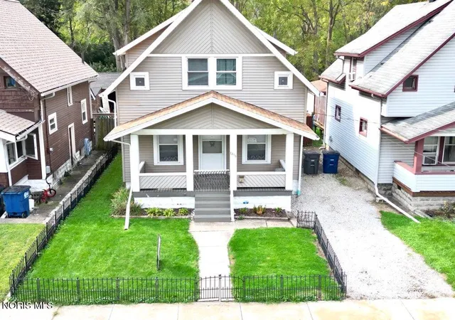 Photo 3 of Single family home for sale at 1456 Oak St, Toledo, OH 43605 | MLS# 10011809 | Listing updated on 2026-10-19