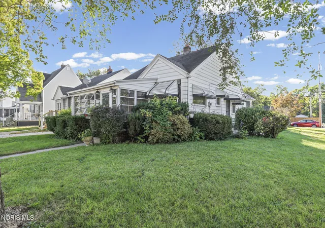 Photo 2 of Sale Pending at 1943 Glencairn Ave, Toledo, OH 43614 | MLS# 10012117 | Listing updated on 2026-09-25