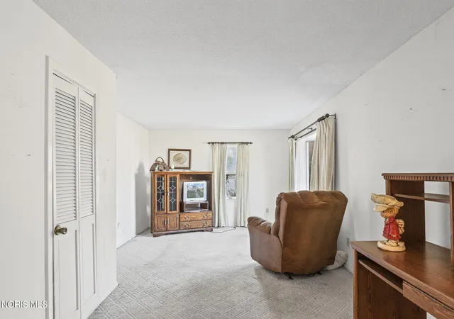 Photo 3 of Sale Pending at 1943 Glencairn Ave, Toledo, OH 43614 | MLS# 10012117 | Listing updated on 2026-09-25