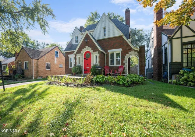 Photo 2 of Single family home for sale at 2935 Algonquin Pkwy, Toledo, OH 43606 | MLS# 10012204 | Listing updated on 2026-10-25