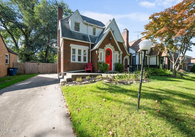 Photo 3 of Single family home for sale at 2935 Algonquin Pkwy, Toledo, OH 43606 | MLS# 10012204 | Listing updated on 2026-10-25