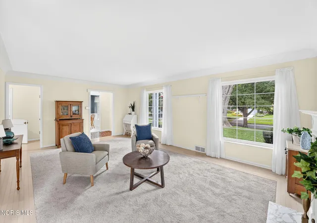 Photo 4 of Sale Pending at 2352 Densmore Dr, Toledo, OH 43606 | MLS# 10012356 | Listing updated on 2026-09-03