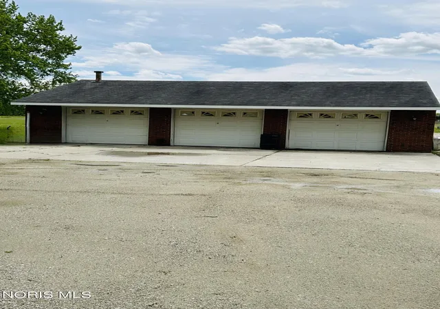 Photo 3 of Single family home for sale at 3216 Brown Rd, Oregon, OH 43616 | MLS# 10014842 | Listing updated on 2026-10-23