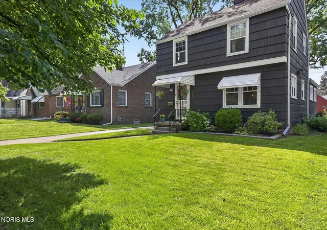 Photo 2 of Single family home for sale at 4229 Grantley Rd, Toledo, OH 43613 | MLS# 10012803 | Listing updated on 2026-09-13