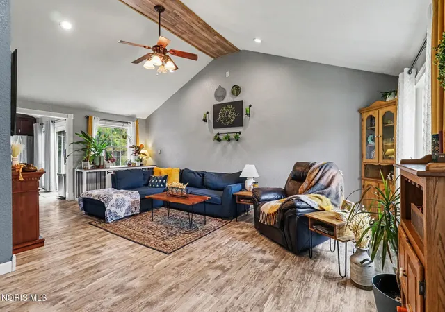 Photo 3 of Single family home for sale at 1043 E Elm Tree Rd, Rossford, OH 43460 | MLS# 10012564 | Listing updated on 2026-09-09
