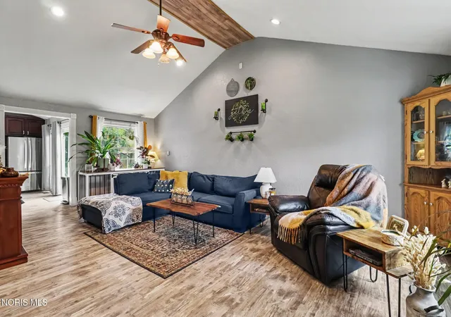 Photo 3 of Single family home for sale at 1043 E Elm Tree Rd, Rossford, OH 43460 | MLS# 10012564 | Listing updated on 2026-09-09