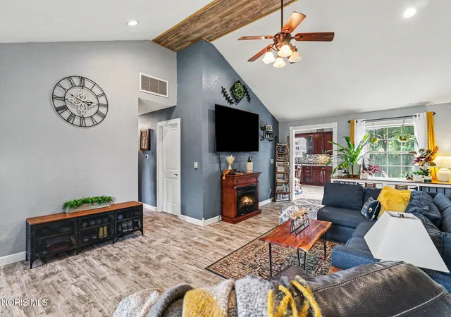 Photo 4 of Single family home for sale at 1043 E Elm Tree Rd, Rossford, OH 43460 | MLS# 10012564 | Listing updated on 2026-09-09